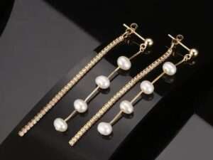 Silver tassel pearl earrings.