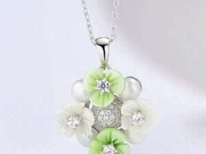 Silver Natural Shell Flower Freshwater Pearl Necklace.
